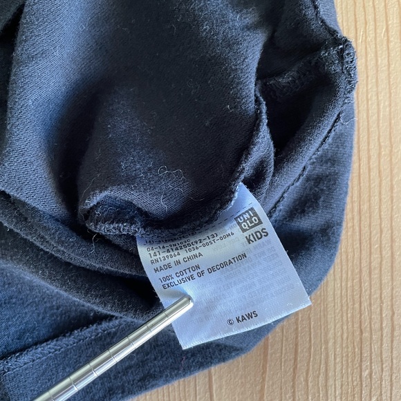 UNIQLO x KAWS boy’s t-shirt black 5-6 - Picture 6 of 6